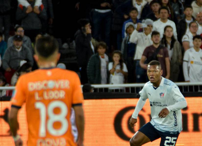 Jefferson Valverde en un partido entre Liga de Quito y Universidad Católica.