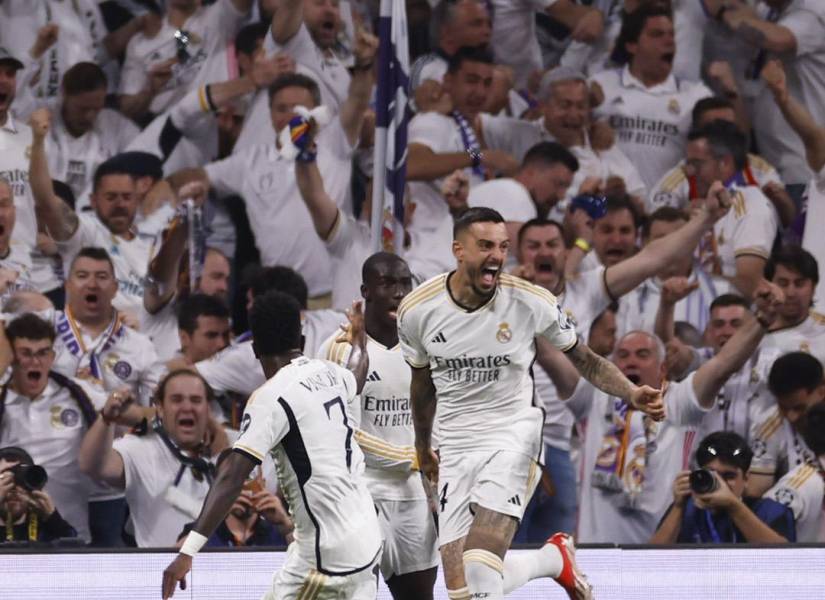 Jugadores del Real Madrid festejando uno de los goles.