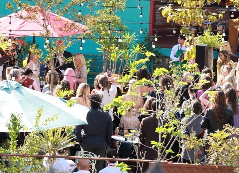 A la ceremonia, asistieron varias celebridades como Ashley Benson y su esposo Brandon Davis.