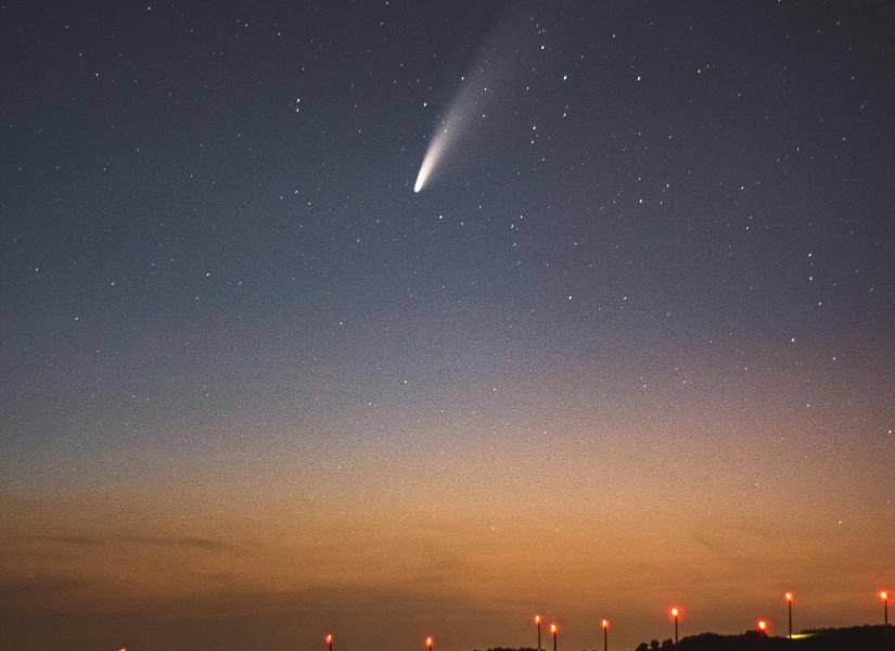 Foto referencia de un cometa visto desde la Tierra