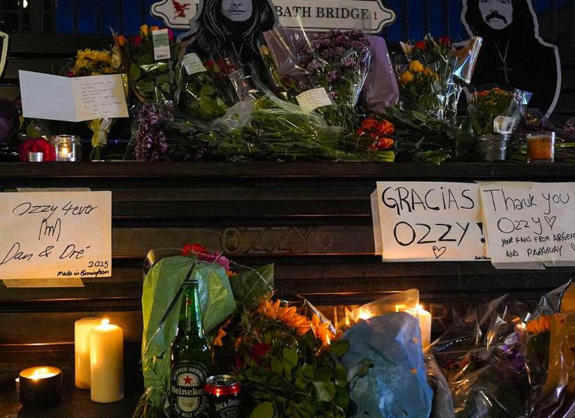Tributos a Ozzy Osbourne en el puente de Black Sabbath en Birmingham.