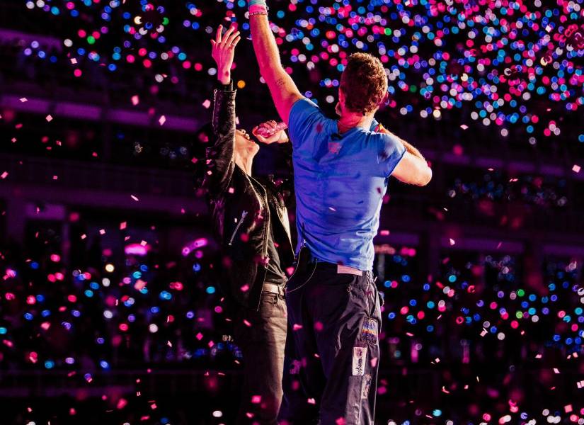 Jin y Chris Martin interpretaron The Astroanut en el concierto.