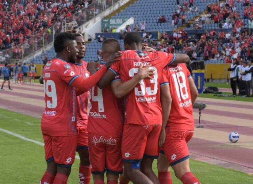 Jugadores de El Nacional festejando un gol.