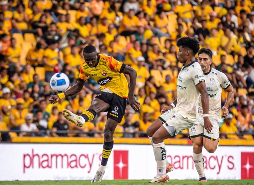 Janner Corozo en el partido contra Orense.