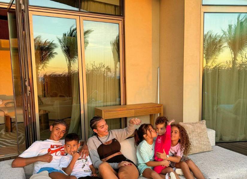 Georgina Rodríguez junto a sus hijos y los de Cristiano Ronaldo.