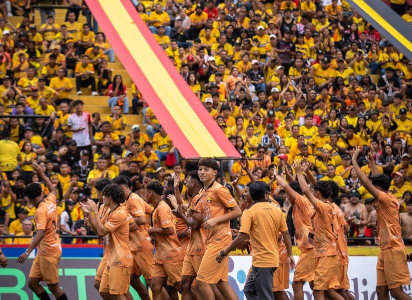 Los Eutimios dan la vuelta a la cancha.