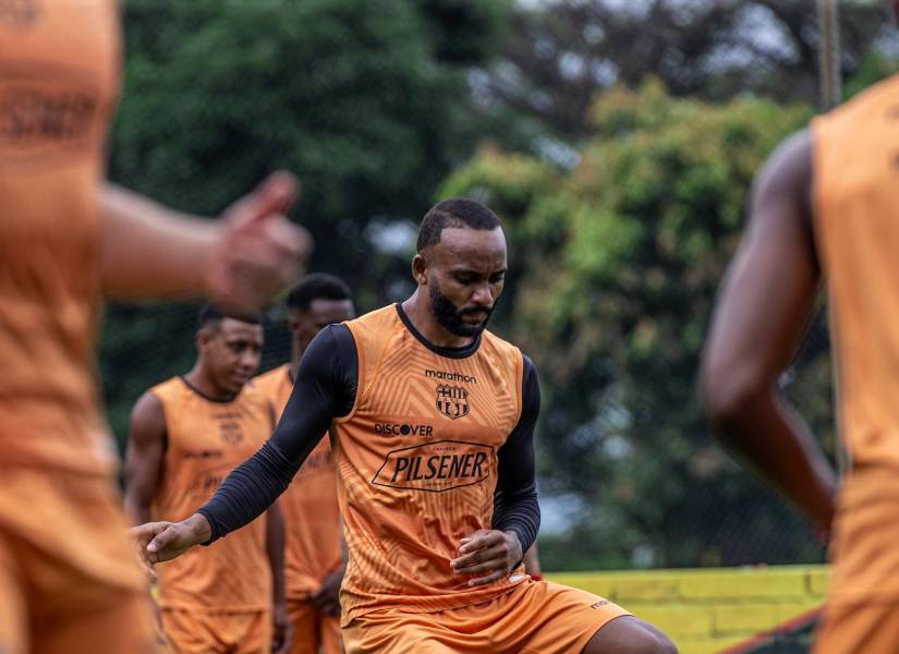 Leonai Souza en entrenamiento previo al Clásico del Astillero.