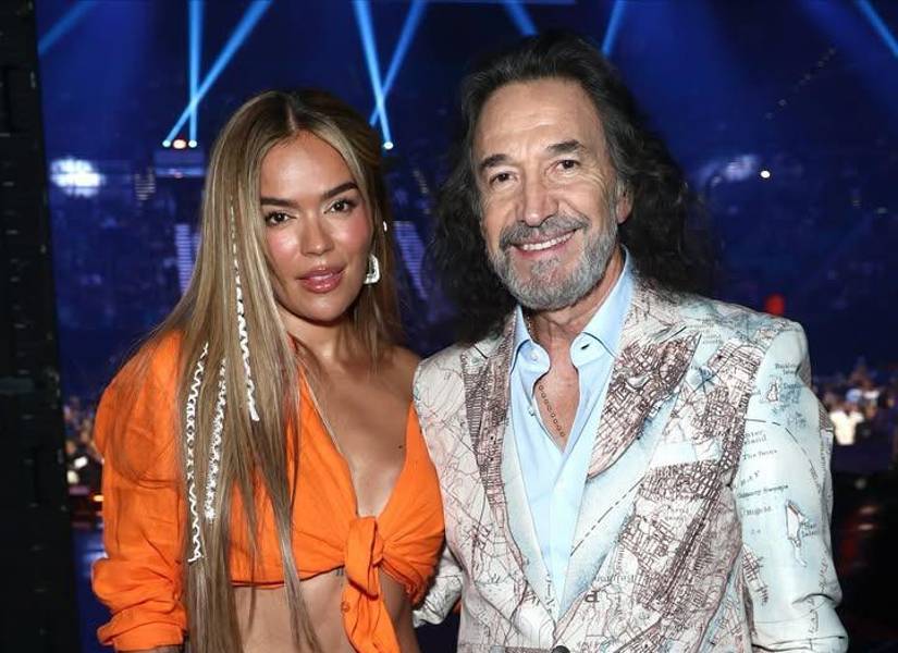Karol G y Marco Antonio Solís en los Grammy Latino.