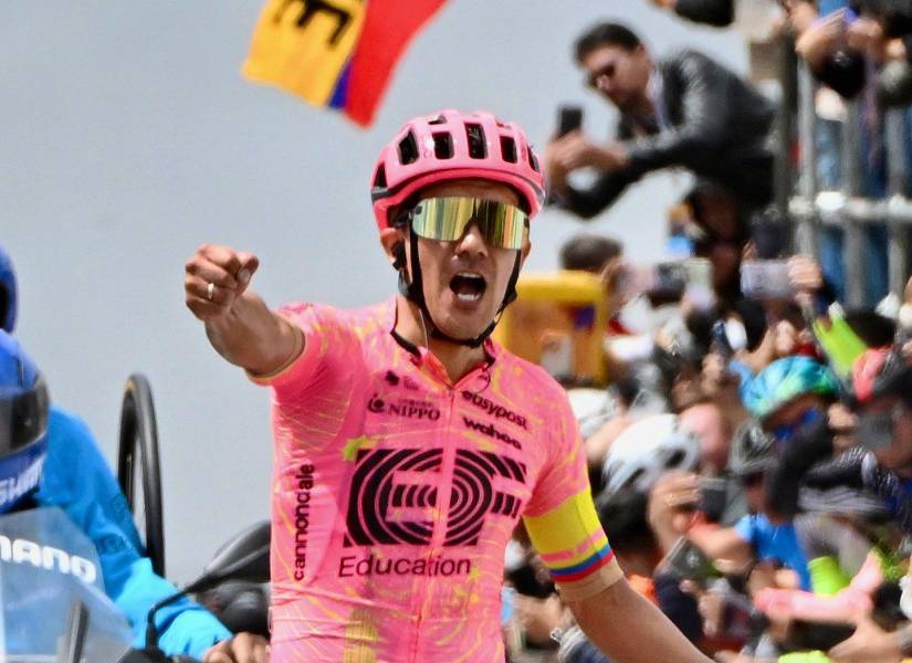 El ciclista ecuatoriano celebra su victoria en la etapa 5 del Tour de Colombia