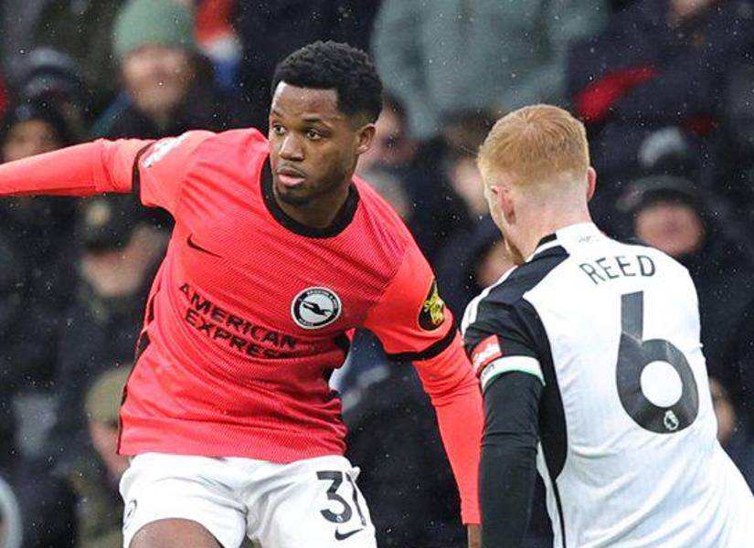 Ansu Fati ante la marca de Reed en el partido entre el Brighton vs. Fulham