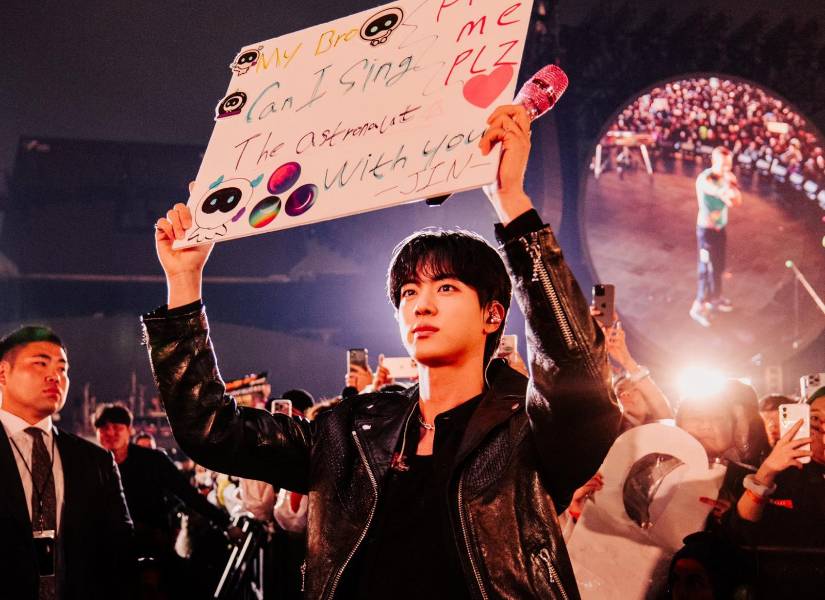 Jin presentó una pancarta en el concierto de Coldplay.