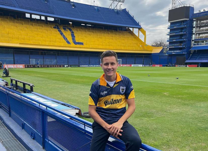 Ander Herrera en la Bombonera con la camiseta de Boca Juniors.