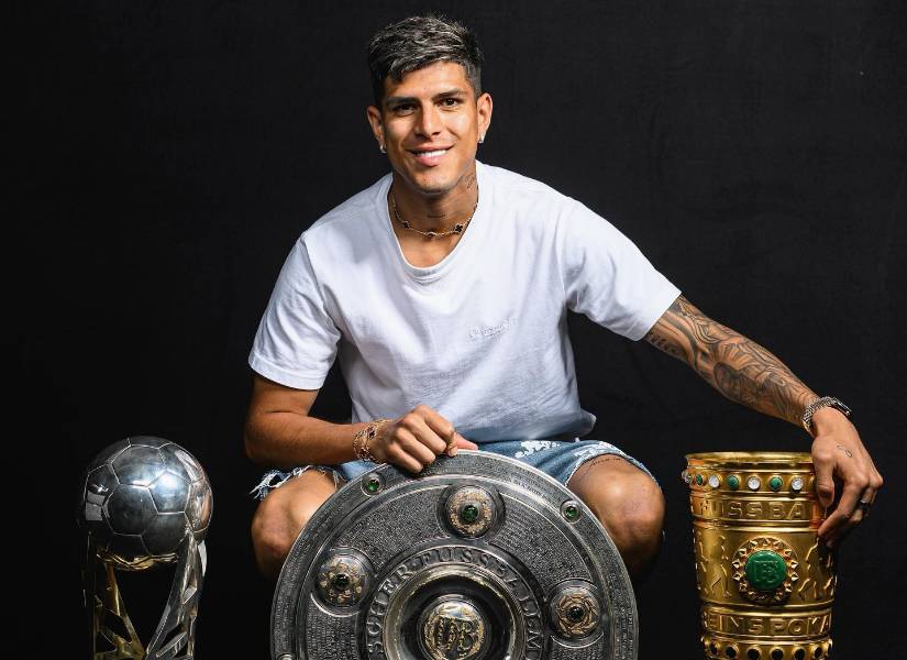 Piero Hincapié con los 3 títulos logrados con el Leverkusen, Supercopa de Alemania, Bundesliga y la Copa de Alemania.