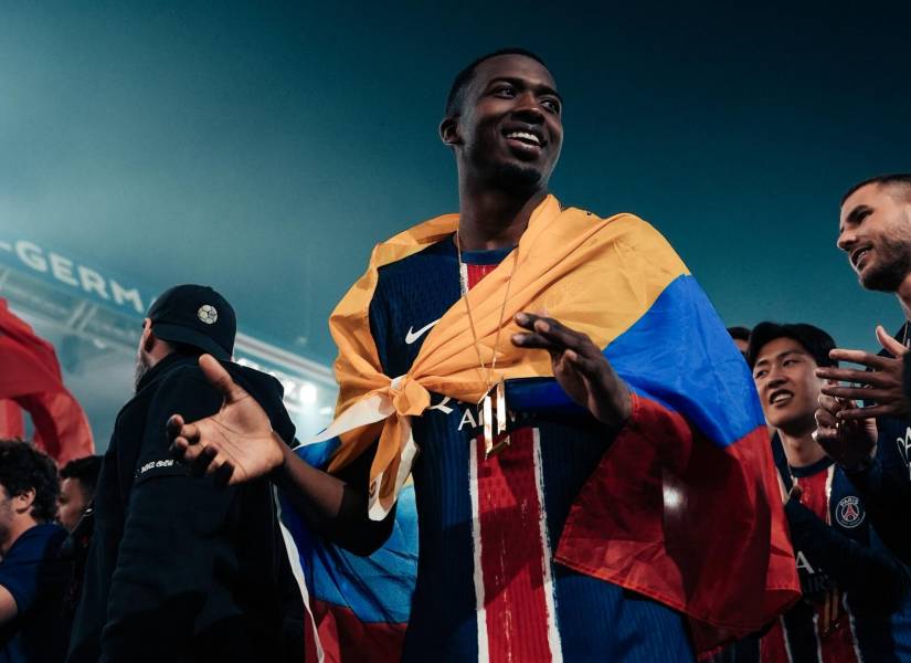 Willian Pacho, defensa del París Saint-Germain, celebra tras quedar campeón de la Copa de Francia