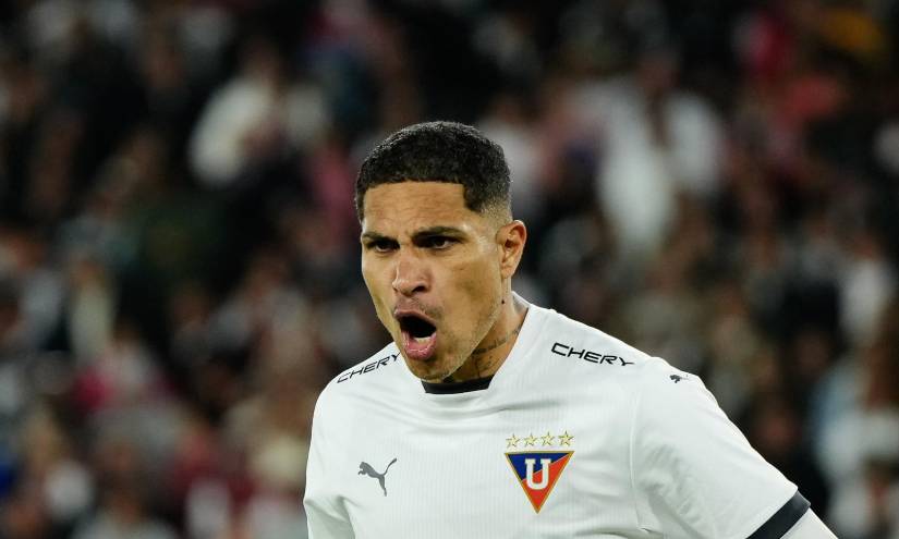 Paolo Guerrero celebra su gol de penal ante Ñublense