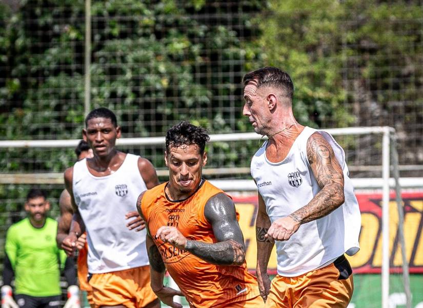 Jesús Trindade y Damián Díaz disputando un balón en un entrenamiento.