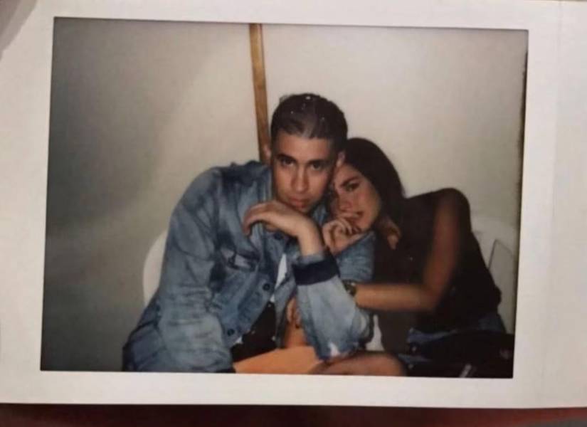 Fotografía de Bad Bunny junto a Gabriela Berlingeri