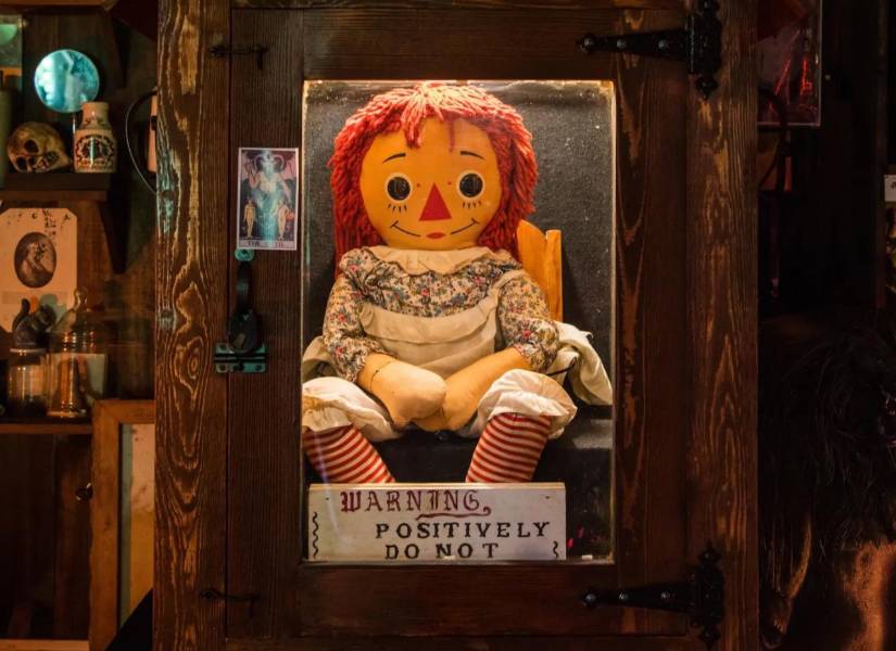 Muñeca Anabelle en su vitrina.