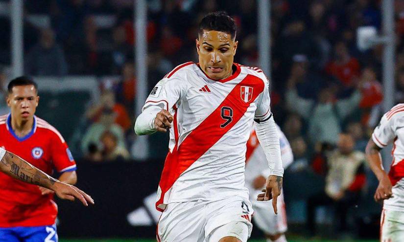 Paolo Guerrero conduce el balón ante la marca de los defensores de Chile