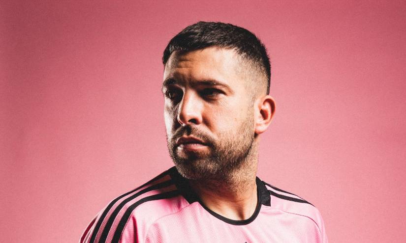 Jordi Alba usando la nueva camiseta del Inter Miami.