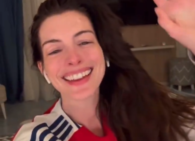 Anne Hathaway luciendo los colores del Arsenal.