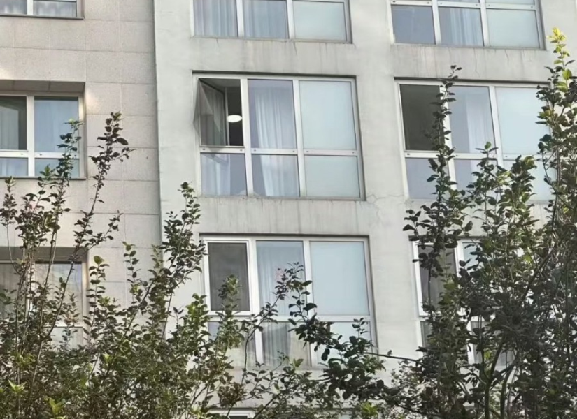 Ventana del departamento de Yu, donde se aprecia la malla mosquitera dañada.