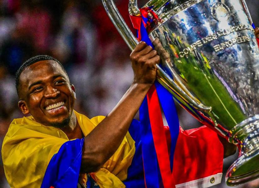 William Pacho, campeón de Champions.