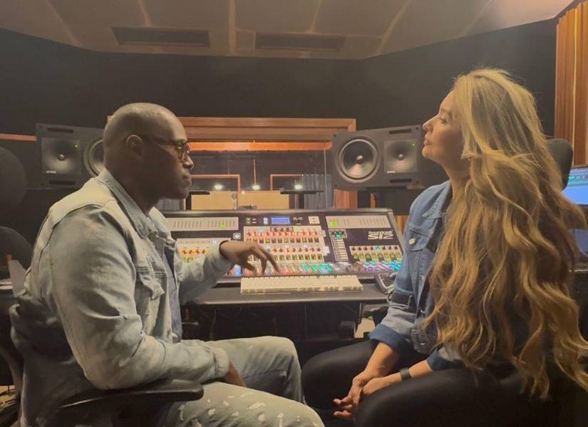 Liz y Magic Juan en el estudio de grabación.