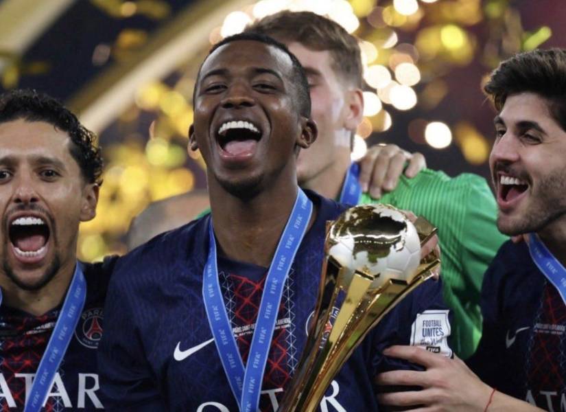 Willian Pacho celebra, tras quedar campeón con el París Saint-Germain de la Copa Intercontinental