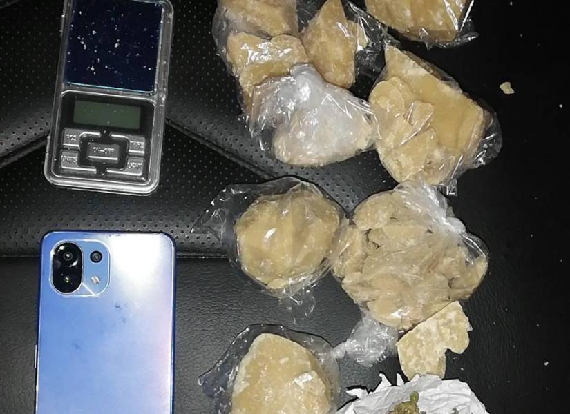 Decomisaron sustancias sujetas a fiscalización y celulares.