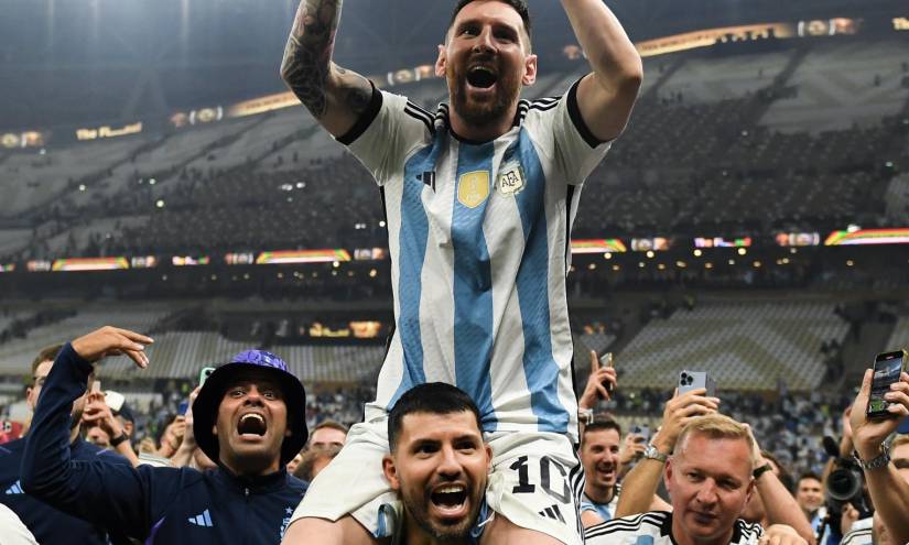 Kun Aguero levantó en sus hombros a Lionel Messi que tuvo en sus manos el trofeo de la Copa del munso