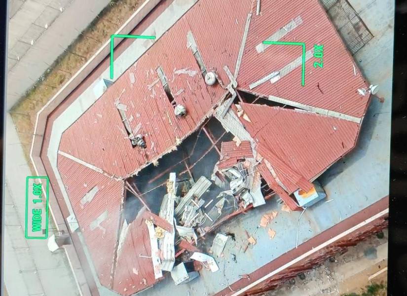 Imagen de la destrucción que dejó la explosión de un dron en el techo de la cárcel La Roca de Guayaquil.