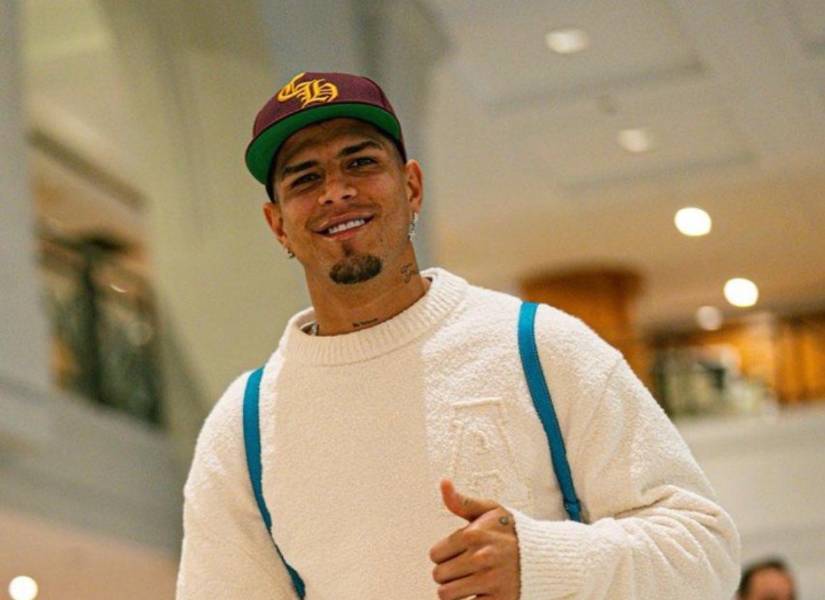 Piero Hincapié llegando a la concentración de Ecuador en Canadá.