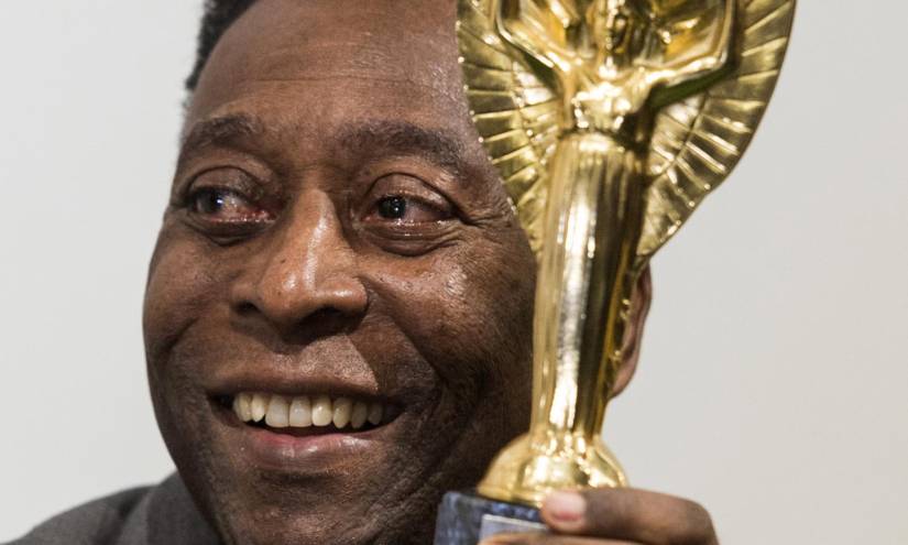 Pelé levanta la Copa Mundial Jules Rimet.