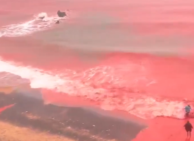 Playa teñida de rojo en Ormuz.