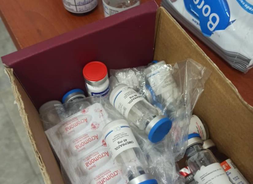 En el sitio se encontraron ampollas inyectables de antibióticos, antiinflamatorios, omeprazol, suturas y jeringas usadas.