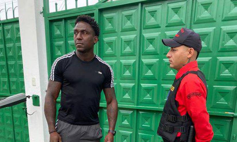 Roberto Ordóñez, afuera del complejo de Sociedad Deportivo Aucas