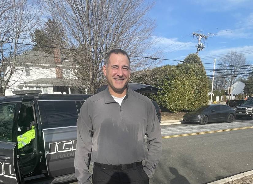 Policía que rescató a un niño de un lago congelado en Estados Unidos.