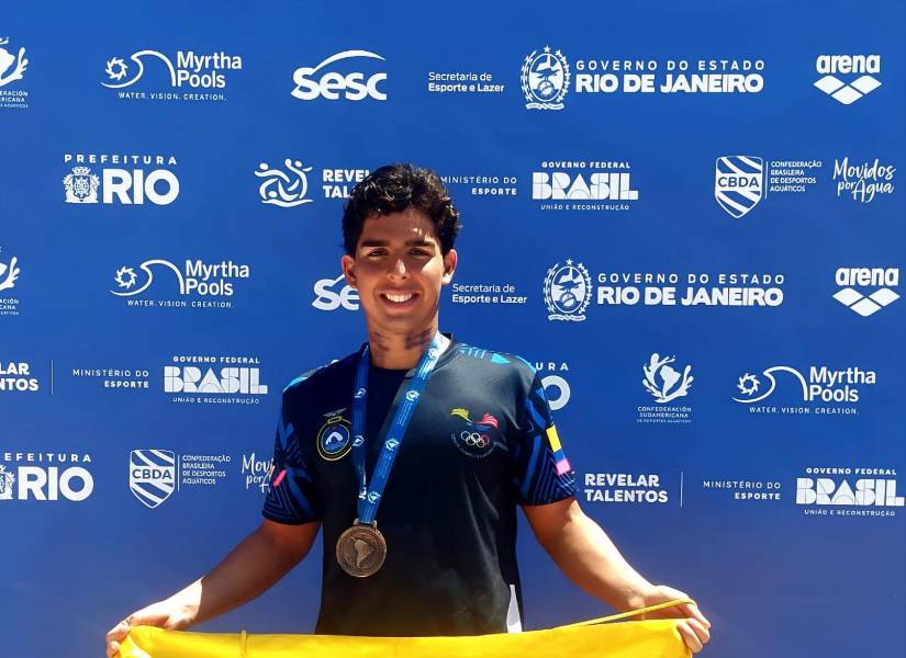 Juan Alcívar con la medalla de bronce en los 10km de aguas abiertas.