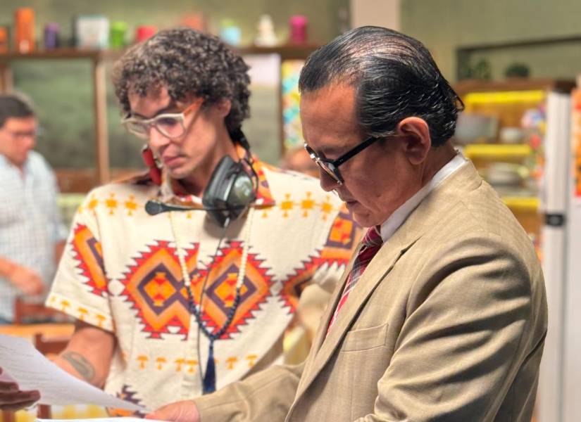 David Reinoso repasando uno de los libretos.