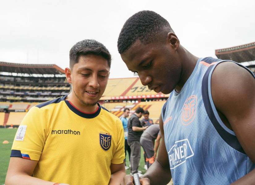 Moisés Caicedo firma autógrafos en un entrenamiento con la selección de Ecuador
