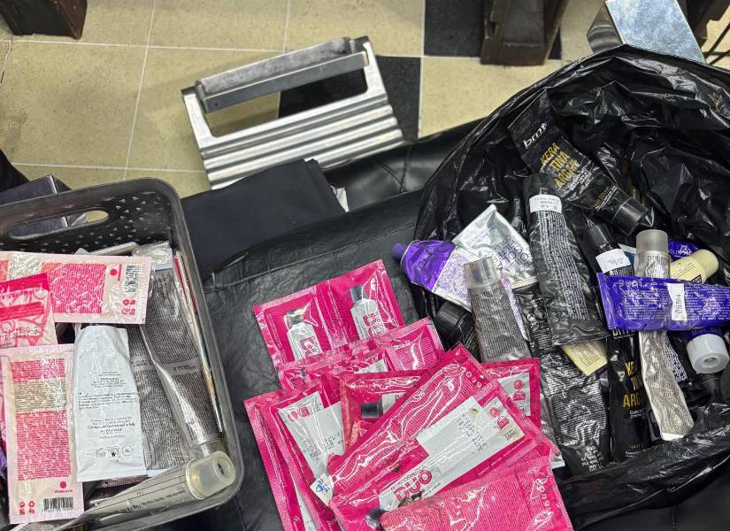 Durante la inspección, los técnicos también hallaron más de 100 productos cosméticos caducados.