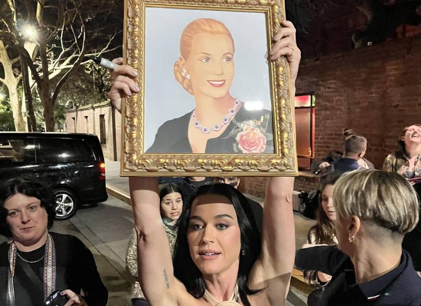 El gesto de Katy con el cuadro de Eva Perón generó todo tipo de reacciones en Argentina.