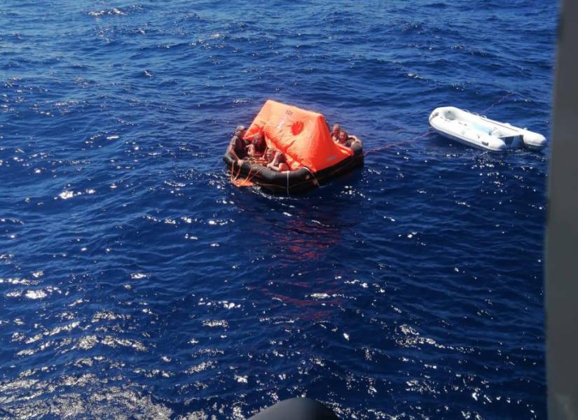 Fotografía del rescate de náufragos daneses por parte de un barco ecuatoriano.
