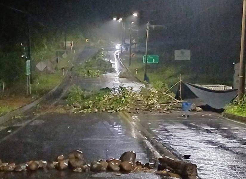Manifestantes obstaculizaron la vía Puyo-Macas.