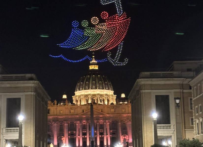 3 500 drones que iluminaron el cielo en el Vaticano