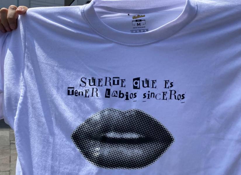 Fanática mostrando su camiseta del Tour.