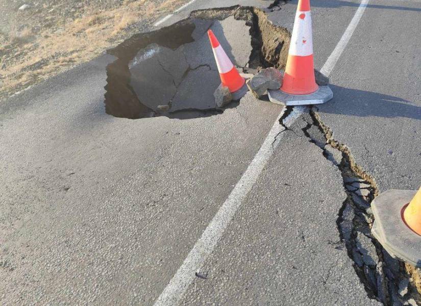 Los daños en las carreteras de Grindavik son cada vez más evidentes