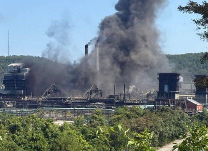 Humo que sale de la explisión en planta de Pensilvania.