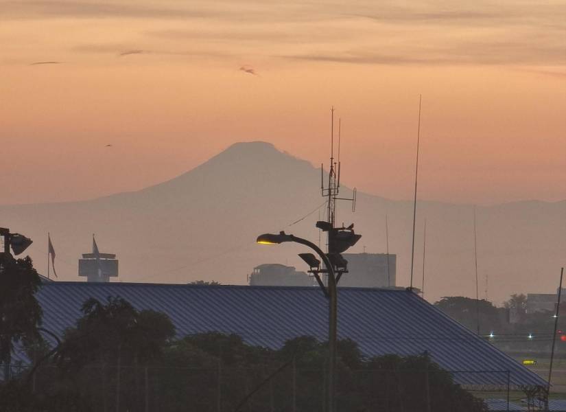 El Chimborazo visto desde la Avenida de las Américas en este martes 4 de julio.